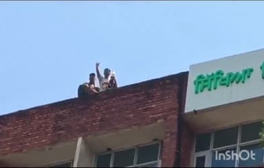 ਐਸਏਐਸ ਨਗਰ ਮੁਹਾਲੀ: ਈਟੀਟੀ 2364 ਅਧਿਆਪਕਾਂ ਵੱਲੋਂ ਅੱਜ ਪੰਜਾਬ ਸਕੂਲ ਸਿੱਖਿਆ ਵਿਭਾਗ ਫੇਸ ਅੱਠ ਦੀ ਬਿਲਡਿੰਗ ਉੱਪਰ ਦੋ ਈਟੀਟੀ ਅਧਿਆਪਕ ਪੈਟਰੋਲ ਦੀ ਬੋਤਲਾਂ ਲੈ ਚੜੇ