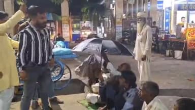 मंदसौर: जरूरतमंद लोगों को गांधी चौराहा सेवा बैंक के माध्यम से किए गए छाते वितरण कराते हैं रोजाना जरूरतमंद लोगों को भोजन