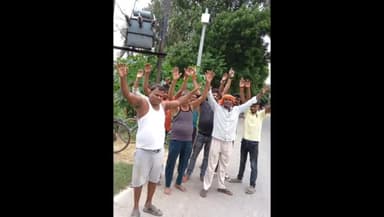 सहजनवा: अनंतपुर में 63 केवीए का ट्रांसफार्मर जलने से नाराज ग्रामीणों ने किया प्रदर्शन, सड़क पर उतरकर धरना प्रदर्शन की दी चेतावनी