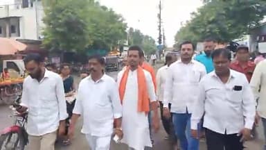 धुळे: पारोळा रस्त्यावरील खड्डे बुजवा मागणीसाठी उबाठा शिवसेना गटाचे निषेध आंदोलन