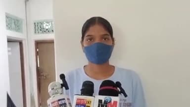 महिला दरोगा की खडी चार पहिया वाहन से सटा कर साइकिल खड़ा करने पर महिला दारोगा ने डाटा पीड़ित ने कार्यवाही की मांग की