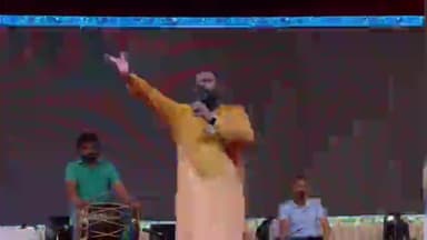 मथुरा: भजन गायक कन्हैया मित्तल आए मथुरा नंदोत्सव पर जुबली पार्क में गए भजनों पर  बाधा समां