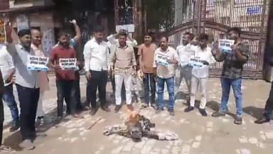 महात्मा गांधी काशी विद्यापीठ गेट पर एनएसयूआई के कार्यकर्ताओं ने कंगना राणावत का फूंका पुतला, निष्कासित करने की मांग