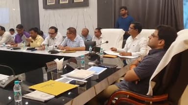 रामपुर: जिलाधिकारी सभागार में  जिलाधिकारी जोगिन्दर सिंह ने जिला स्वास्थ्य समिति की बैठक में सभी अफसरानों को दिए जरूरी निर्देश