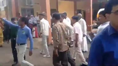 सारंगपुर: सारंगपुर एसडीएम और सीएमओ के बीच विवाद एसडीएम के खिलाफ कर्मचारी लामबंदभीक थाने पहुंचे एसडीएम पर 25 लाख मांगने का आरोप लगा