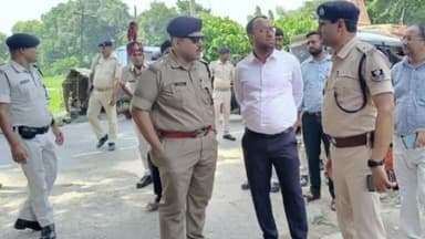 हुसैनगंज: हथौड़ा गांव में महावीरी आखाड़ा जूलूस को शांतिपूर्ण संपन्न कराने के लिए एसपी व डीएम ने किया निरीक्षण