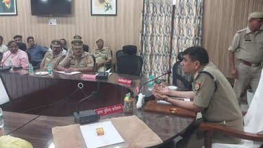 रामपुर: गुरुवार को पुलिस लाइन सभागार में पुलिस अधीक्षक विद्यासागर मिश्र द्वारा व्यापारियों के साथ गोष्ठी की गई
