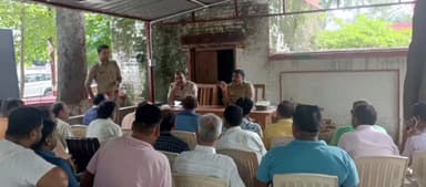 लंभुआ: सुरक्षा के मद्देनजर सर्राफा व्यापारियों के साथ लंभुआ कोतवाल ने की बैठक