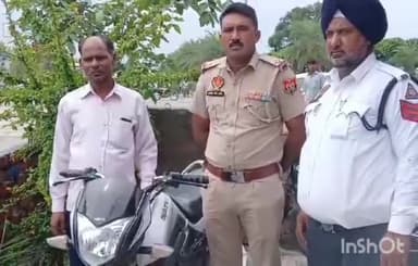 ਡੇਰਾਬਸੀ: ਜੀਰਕਪੁਰ ਦੇ ਛੱਤ ਲਾਈਟ ਪੁਆਇੰਟ ਤੋਂ ਟਰੈਫਿਕ ਪੁਲਿਸ ਨੇ ਨਾਕੇ ਦੌਰਾਨ ਇੱਕ ਚੋਰੀ ਦੀ ਮੋਟਰਸਾਈਕਲ ਨੂੰ ਕਾਬੂ ਕੀਤਾ