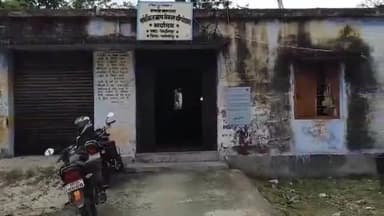 विभूतिपुर: विभूतिपुर बाल विकास परियोजना कार्यालय में सेविका ने एलएस को चप्पल से पीटा, मची अफरा-तफरी