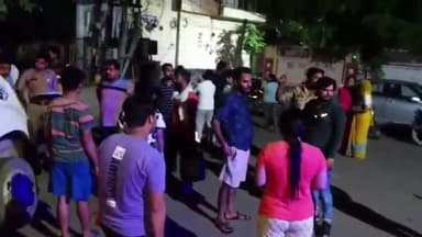 फिरोज़ाबाद: सुहाग नगर इलाके में एक कार बेकाबू होकर बाइक व खोका दुकान को टक्कर मारती हुई बिल्डिंग से टकराई, एक शख्स हुआ घायल