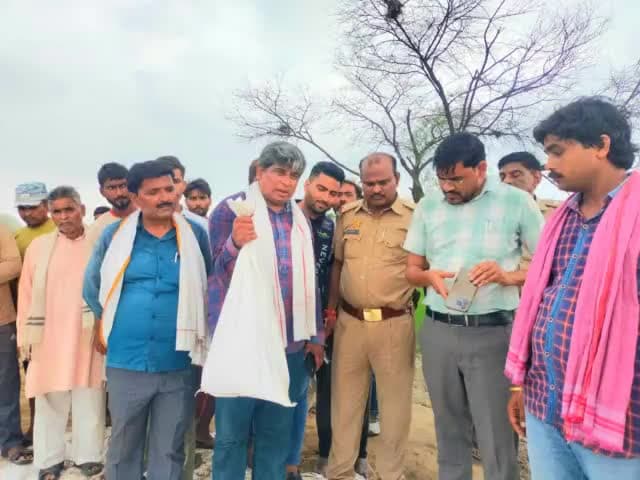 #कादरगंज गंगा घाट के पास नेथरा गांव में कच्चे बांध के कटने से पैदा हुई स्थिति को एसडीएम पटियाली श्री कुलदीप सिंह और थाना प्रभारी सिकंदरपुर वैश्य को दिखाते हुए। हमने कासगंज जिला प्रशासन से पक्के बांध बनवाने की मांग की।