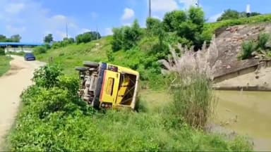 औराई: मटियारी में बच्चों से भरा स्कूल वाहन पलटने के कारण दो बच्चे हुए घायल, ADM एवं ASP ने अस्पताल में बच्चों से की मुलाकात