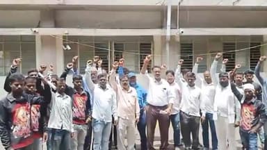 धुळे: जिल्हाधिकारी कार्यालयासमोर विविध मागण्यांसाठी आदिवासी एकलव्य संघटनेच्या वतीने निदर्शन