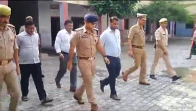 मिर्ज़ापुर: पुलिस लाइन में कंट्रोल रूम समेत तमाम परीक्षा केंद्रों का एसपी ने किया निरीक्षण, पुलिस कर्मियों को दिया आवश्यक निर्देश