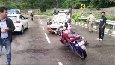 पंचकूला: कालका के नजदीक धर्मपुर बॉर्डर एरिया के पास सड़क पर पलटी कार, बाल-बाल बचे कार सवार लोग