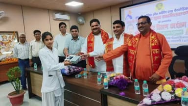 सासनी: विवेकानंद शक्ति योजना के तहत R G कॉलेज ऑफ नर्सिंग एवं पैरामेडिकल ममोता खुर्द में छात्र-छात्राओं को वितरित किये गए टेबलेट