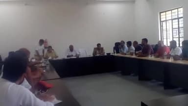 मोतिहारी: मोतिहारी में जिला प्रशासन के द्वारा जिला स्तरीय विद्यालय खेल प्रतियोगिता को लेकर की गई बैठक