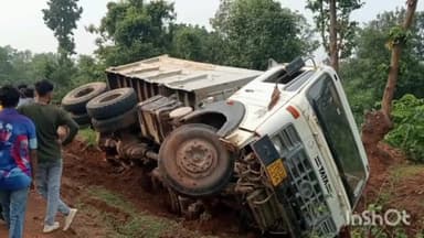 विष्णुगढ़: चानो स्थित नंदोडीह में सड़क निर्माण कार्य में लगी हाइवा पलटी, चालक बाल-बाल बचा