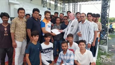 चित्तौड़गढ़: इंदिरा गांधी स्टेडियम में जिला फुटबाल संघ कार्यकारिणी को निरस्त करने की मांग के समर्थन में खेल अधिकारी को ज्ञापन