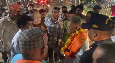 देवेंद्रनगर: नगरपंचायत अध्यक्ष के निज निवास वा बसस्टैंड में जिले के प्रभारी मंत्री इंदर सिंह परमार का BJP कार्यकर्ताओं ने किया स्वागत