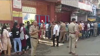 मिर्ज़ापुर: कड़ी सुरक्षा व्यवस्था के बीच 14 केंद्रों पर शुरू हुई पुलिस भर्ती परीक्षा, अभ्यर्थियों के कान भी चेक किए जा रहे हैं