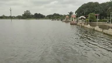 मंदसौर: तेलिया तालाब पिकनिक स्पॉट परिसर में पानी आने के कारण लोग पहुंच रहे बड़ी संख्या में इस नजारे को देखने के लिए