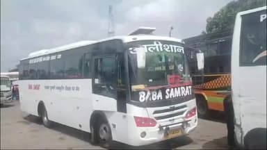 गिरिडीह: बस स्टैंड में बाबा सम्राट बस में चोरी का पर्स और मोबाइल रखने के आरोप में बस कर्मियों ने एक आरोपी को पकड़ा