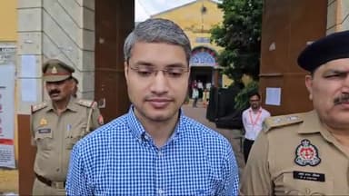 कैराना: नगर में पुलिस भर्ती परीक्षा केंद्रों का डीएम रवींद्र सिंह ने किया निरीक्षण, दी जानकारी