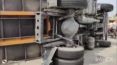 मुज़फ्फरनगर: छपार थाना क्षेत्र के रामपुर तिराहे पर औवरलोड एक ट्रक पलटा, ट्रक में भरे हुए थे बिजली के तार,ड्राइवर हुआ घायल