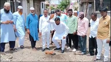 धुळे: विटापट्टी परिसरात एआयएमआयएम पक्षाचे शहराध्यक्ष तथा सामाजिक कार्यकर्ते नासिर पठाण यांच्या हस्ते रस्ता कामाचे शुभारंभ