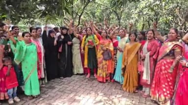 गिरिडीह: जिलेभर की पोषण सखियों की सेवा पुनः वापस मिलने पर शनिवार को टुंडी रोड स्थित उत्सव उपवन में खुशियां मनाई गई।