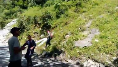 पुरोला: सड़क टूटने के कारण घने जंगलों के बीच से आवाजाही करने को मजबूर केलशू घाटी के ग्रामीण