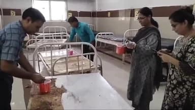 गुना नगर: जिला प्रशासन की अपील पर जिला चिकित्‍सालय में नागरिकों द्वारा किया गया श्रमदान