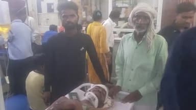 हाथरस: गांव कोरना के पास एक युवक के साथ लोगों ने जमकर की मारपीट, परिजनों ने युवक को घायल हालत में कराया जिला अस्पताल में भर्ती