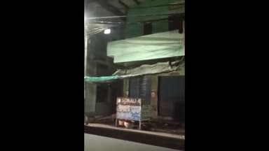 वाराणसी के लालपुर क्षेत्र के हुकूलगंज में युवतियों ने बुलेट सवार को पीटा वीडियो सोशल मीडिया पर वायरल