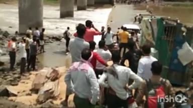 पिपरई: कजराई गांव के पुल पर पानी आने से मार्ग हुआ बंद, किसान की गेहूं से भरी ट्रॉली पलटी