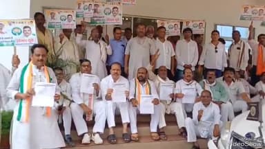 मिर्ज़ापुर: कंगना रनौत द्वारा किसान आंदोलन पर की गई टिप्पणी से नाराज किसान कांग्रेस ने कमिश्नर कार्यालय पथरहिया में किया प्रदर्शन