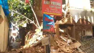 बनारस हवेली वाली गली में देवरहा बाबा के आश्रम के सामने अस्सी क्षेत्र में गिरा मकान