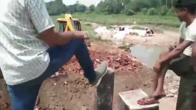 फुल्लीडूमर: बहोरना गांव के पास लोहागढ़ नदी के टूटे डायवर्सन का मरम्मती कार्य शुरू, 10 दिनों से वाहनों का आवागमन है ठप