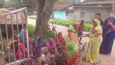 ठेठईटांगर: बंगरू में सर्वेश्वरी समूह  सिमडेगा के महिला संगठन  द्वारा असहाय ग्रामीणों के बीच किया गया छाता वितरण