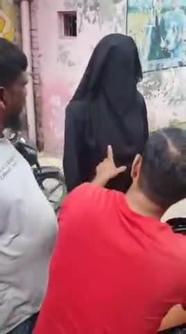 मुरादाबाद: भोजपुर थाना क्षेत्र में बुरखा पहने युवक की पिटाई का वीडियो वायरल, पुलिस ने लिया मामले का संज्ञान