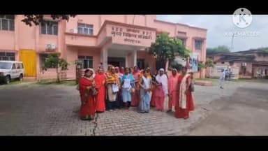 ललितपुर: आंगनबाड़ी कार्यकत्रियों ने निर्वाचन सहित अन्य विभागीय कार्यों का विरोध करते हुए CMO को कार्यालय पर सौंपा ज्ञापन