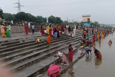 सारंगपुर: प्रसिद्ध कपिलेश्वर तीर्थ धाम सारंगपुर में अमावस्या पर हजारो लोगों ने लगाई आस्था की डुबकी राज्यमंत्री ने भी जलाभिषेक किया