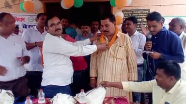 गायघाट: बेरुआ गांव में लोहिया स्वच्छता अभियान की हुई शुरुआत, हरी झंडी दिखाकर कर्मियों को किया गया रवाना