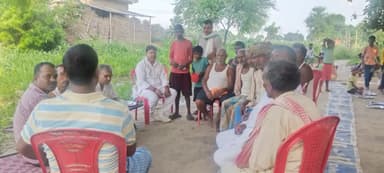 बक्सर जिला के ब्रह्मपुर विधानसभा क्षेत्र में उत्तरी नैनीजोर  में मां काली स्थान प्रांगण में पूजा का प्रसाद ग्रहण कर जनता दल यूनाइटेड के जिला अध्यक्ष अशोक कुमार सिंह अपने सहयोगियों के साथ जन समस्याओं को सुनते हुए। साथ में पार्टी के नेता रवि