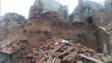 मथुरा: नई बस्ती में टिला खिसकने से गिरा मकान एक ही परिवार के पांच घायल एक मासूम की मौत घायल अस्पताल भर्ती