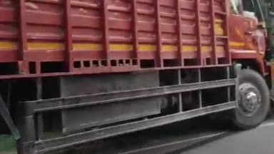 रामपुर: दिलपुरा गांव के पास डीसीएम की टक्कर से 4 साल की बच्ची की हुई मौत, डीसीएम चालक को पकड़कर लोगों ने किया पुलिस के हवाले