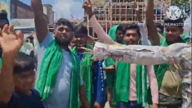 चेरिया बरियारपुर: पार्टी तुझसे बैर नहीं, विधायक तेरी खैर नहीं के नारों के साथ मंझौल स्टेट हाइवे 55 पर राजद कार्यकर्ताओं ने किया पुतला दहन