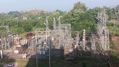 धरहरा: धरहरा थाना क्षेत्र के धरहरा गांव में बिजली चोरी मामले में तीन लोगों पर प्राथमिक की दर्ज की गई है।